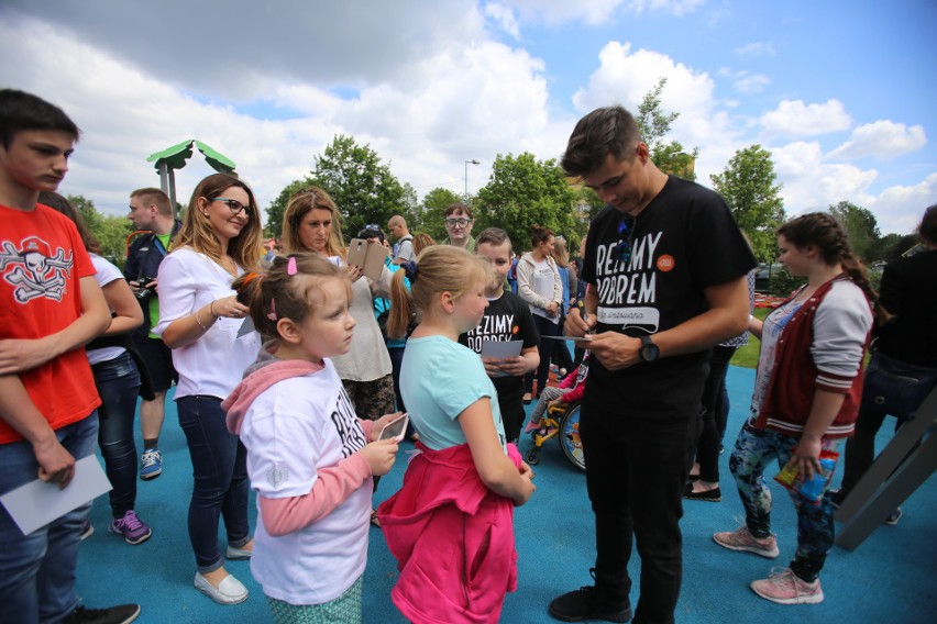 Katowice: Youtuber ReZigiusz uszczęśliwił dzieci. Otworzył plac zabaw przy GCZD