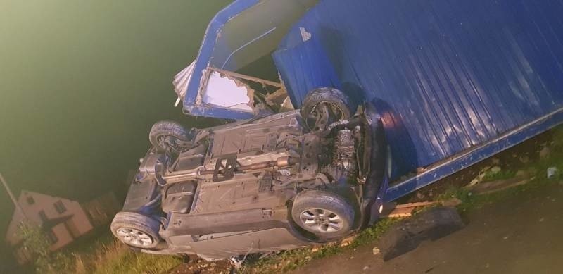 Nowa Wieś. Samochód osobowy roztrzaskał się o kontener. Kierowca w szpitalu [ZDJĘCIA]