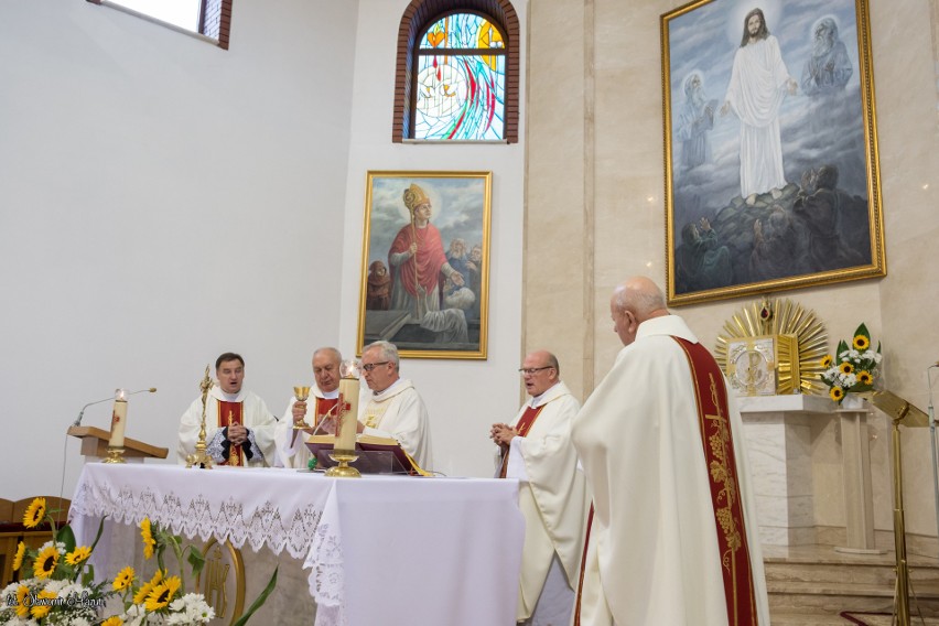 Uroczystość Odpustowa w parafii Przemienienia Pańskiego w Kielcach - Białogonie. Homilię wygłosił ksiądz Dariusz Gącik. Zobaczcie zdjęcia