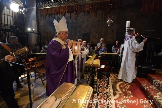 Betlejemskie Światło Pokoju już po raz 32. dotarło w harcerskiej sztafecie do Polski. Jednym z pierwszych miejsc, gdzie zapłonął betlejemski płomień była właśnie Jasna Góra