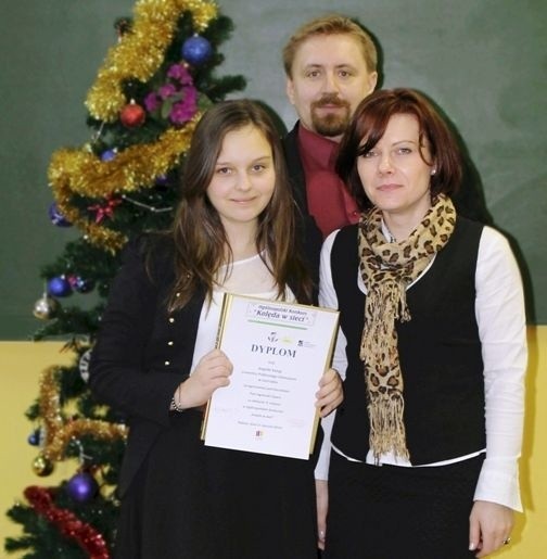 Angelika Kaluga z Agnieszką Szparą i Zbigniewem Tomczykiem, którzy przygotowali ją do konkursu.