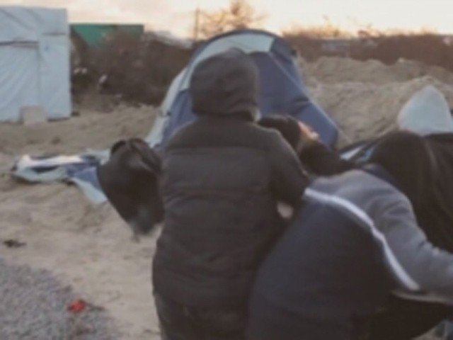 Calais, Francja. Podczas kręcenia filmu dokumentalnego "Calais. Witaj w Dżungli" w obozie dla uchodźców w Calais, fotograf i operator zostali zaatakowani przez trzech mieszkańców obozu.