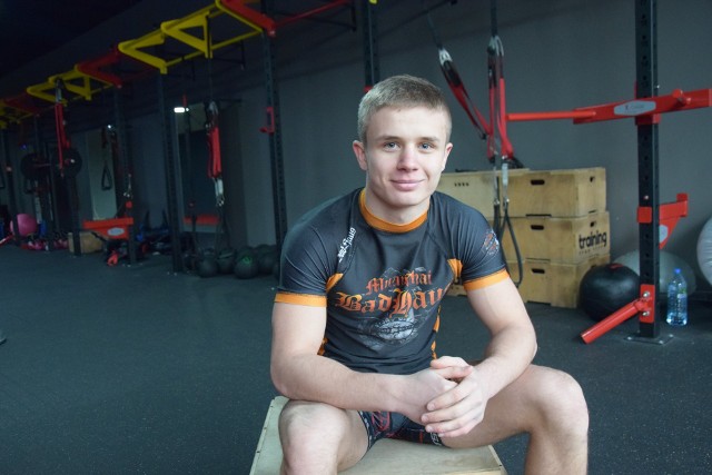 Cyprian Wieczorek to 18-letni zawodnik Amatorskiej Ligi MMA. Młody sportowiec trenuje w Świętochłowicach. Zobacz kolejne zdjęcia/plansze. Przesuwaj zdjęcia w prawo - naciśnij strzałkę lub przycisk NASTĘPNE