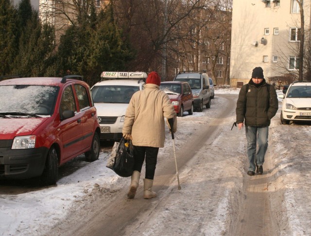 Nie tylko ulica Prądzyńskiego na osiedlu XV &#8211;lecia jest pokryte lodem.