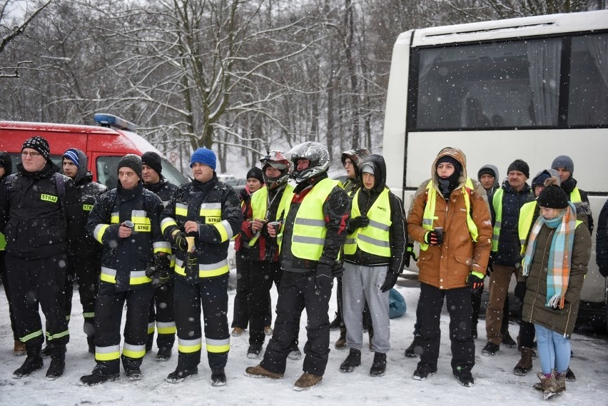 W sobotę grupa 85 ochotników zebrała się na przystanku...