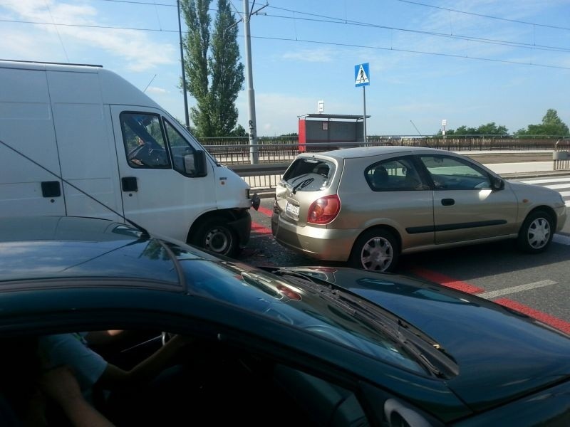 Wypadek na Przybyszewskiego - zderzyły się 3 samochody