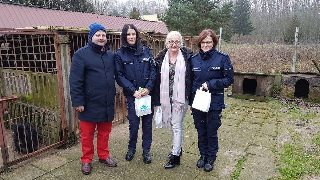 W święta policjanci pamiętali też o bezdomnych zwierzętach