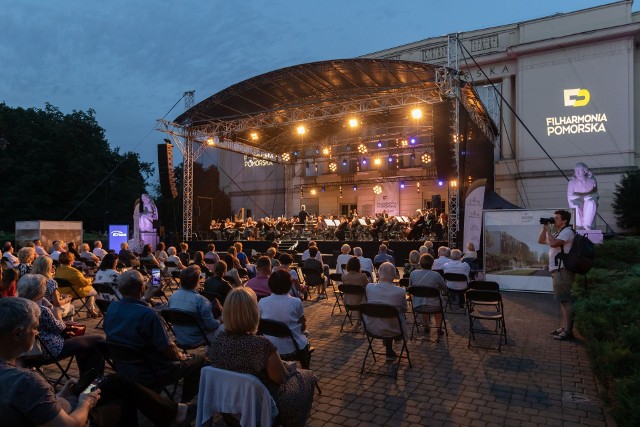 Koncert pod gwiazdami latem zeszłego roku (na zdjęciu) połączony był z uroczystym nadaniem imienia Krzysztofa Pendereckiego placu pomiędzy gmachem Filharmonii Pomorskiej a skwerem Krzysztofa Komedy. W 2022 r. Filharmonia Pomorska powraca z koncertami plenerowymi, które odbędą się 19 i 20 sierpnia o godz. 20.30. Bilety wstępu 10 zł można obecnie nabyć na www.bilety24.pl