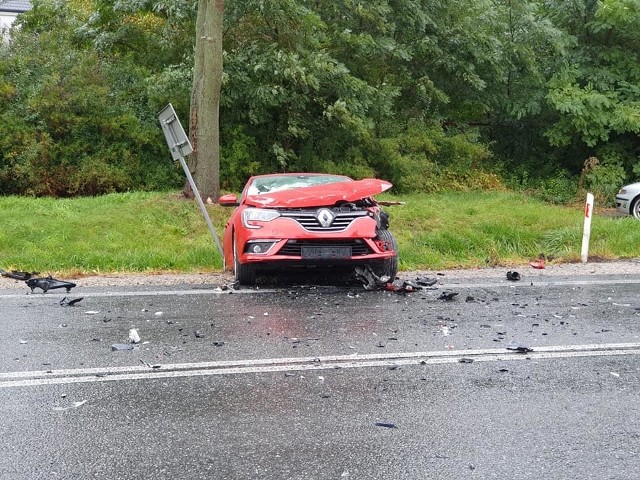 W niedzielę przed godziną 14 w Wieniawie na drodze krajowej numer 12 doszło do wypadku dwóch samochodów osobowych.>