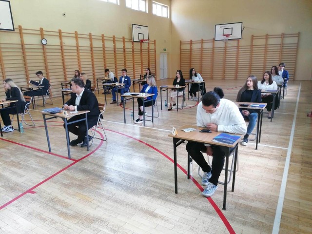 Maturzyści ze Stąporkowa przystąpili do egzaminu dojrzałości z matematyki.