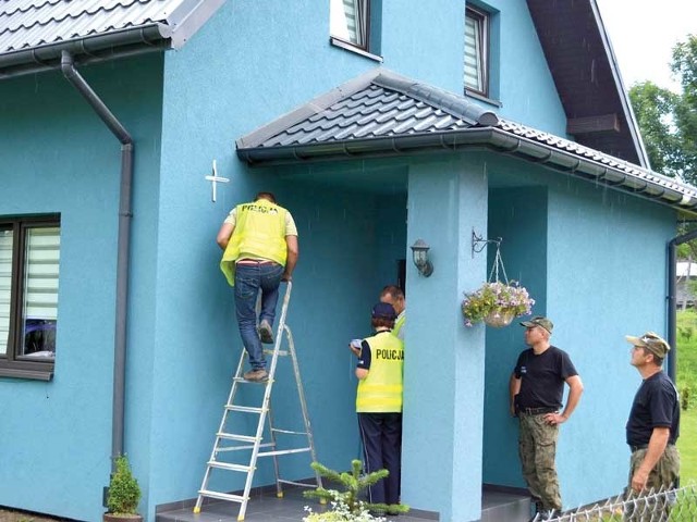 We wtorek policja prowadziła oględziny domu w Jaksmanicach, w który uderzył pocisk z karabinu.