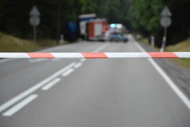 Śmiertelny wypadek pod Sępólnem Krajeńskim. Na trasie między miejscowościami Trzciany a Włościbórek samochód uderzył w drzewo. Jedna osoba zginęła na miejscu.