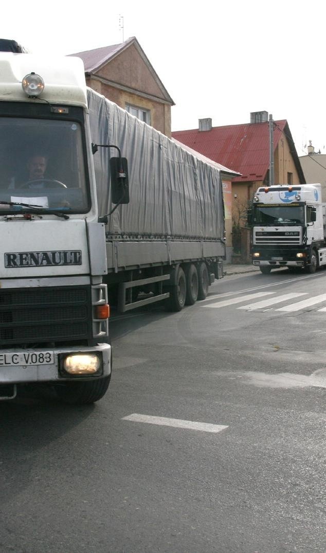 Mieszkańcy osiedla Tysiąclecia, Dworcowej Kolejowej i Głowackiego w Nisku już od ponad 19 lat czekają na budowę obwodnicy Niska, aby ciężkie samochody nie jeździły im pod oknami.