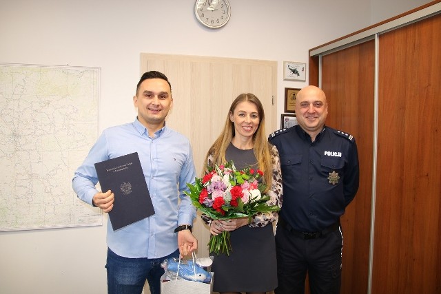 Krzysztof i Katarzyna Fabiańscy (z lewej) odebrali gratulacje z rąk komendanta policji w Inowrocławiu insp. Marcina Ratajczaka