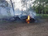 Wypadek na trasie Chojewo - Truski. Auto uderzyło w drzewo i się zapaliło (zdjęcia)