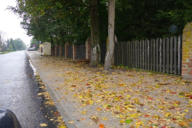 Szeroki chodnik w centrum Wielkiej Łąki moze także być wykorzystywany jako parking