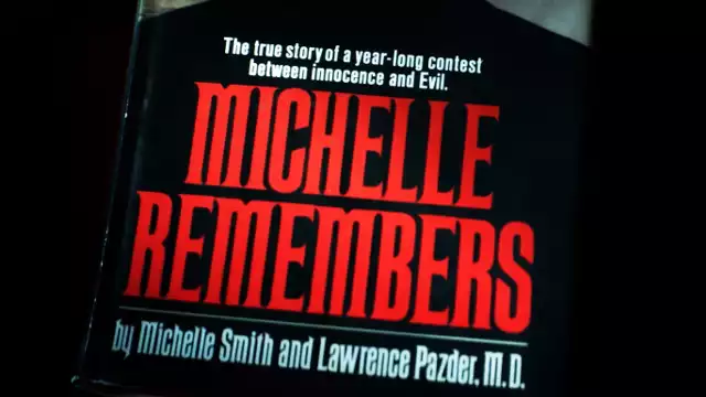 „Satanistyczną panikę” wywołać miała książka zatytułowana „Michelle Remembers”. Napisali ją w roku 1980, kanadyjski psychiatra Lawrence Pazder oraz jego pacjentka, Michelle Smith. Na ponad 320 stronach autorzy opisali ze szczegółami traumatyczne wspomnienia pani Smith.