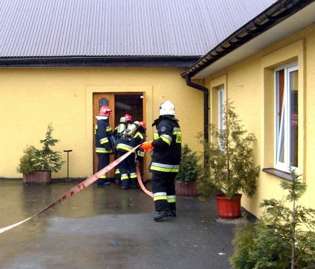 Strażacy w ramach ćwiczeń gasili pożar.