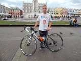 W protezie przejedzie na rowerze ponad 2000 km. Dziś odwiedzi Wrocław!