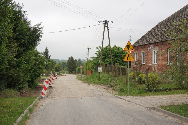 Prace nad remontem drogi w Dziechowie właśnie ruszyły. Mieszkańcy będą mogli ją użytkować wraz z końcem lipca