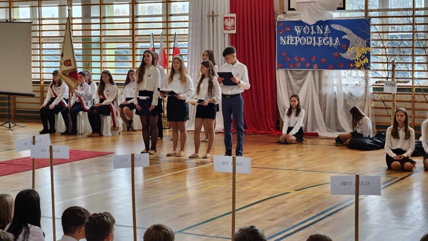 Apel z okazji Narodowego Święta Niepodległości w Szkole Podstawowej w Czerwinie. Szkoła realizuje projekt "Śpiewajmy Polskę"