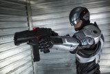 "RoboCop". Łatwiej zmienić człowieka w robota, niż robota w człowieka [RECENZJA]