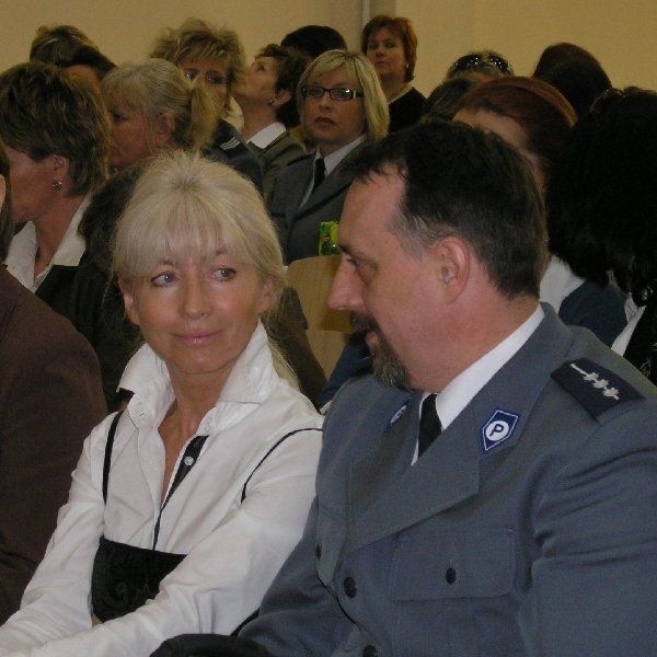 Sędzia Anna Maria Wesołowska, znana z  programu emitowanego przez TVN w rozmowie z  Markiem Koliński z komendy wojewódzkiej  policji.