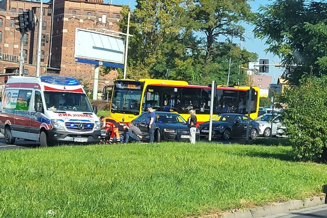 Kierowca audi potrącił rowerzystę na wysokości skrzyżowania alei Brucknera z ul. Krzywoustego.