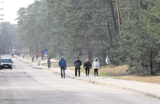 Ulica Wczasowa położona w jednej z najbardziej atrakcyjnych części miasta wciąż wygląda, jakby leżała na końcu świata.