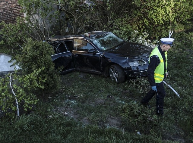 Do wypadku doszło we wtorek, 23 kwietnia, na trasie w Wilkanowie koło Zielonej Góry. Z drogi wypadło rozpędzone audi. Dwie osoby zostały odwiezione do szpitala.Kierujący audi nad ranem jechał drogą z Zielonej Góry do Wilkanowa. Na zakręcie przed samą miejscowością kierowca rozpędzonego audi wpadł w poślizg. Ślady widać na asfalcie na długości około 100 m.Rozpędzone audi wypadło z drogi. Samochód na poboczu koziołkował. Na koniec audi spadło z wysokiej skarpy zatrzymując się na betonowym murku przy budynku.WIDEO: Pijany kierowca volkswagena porozbijał samochody w Zielonej Górze