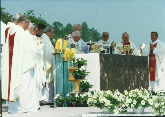 12 czerwca 1999 roku papież Jan Paweł II sprawował mszę świętą na Błoniach Sandomierskich.