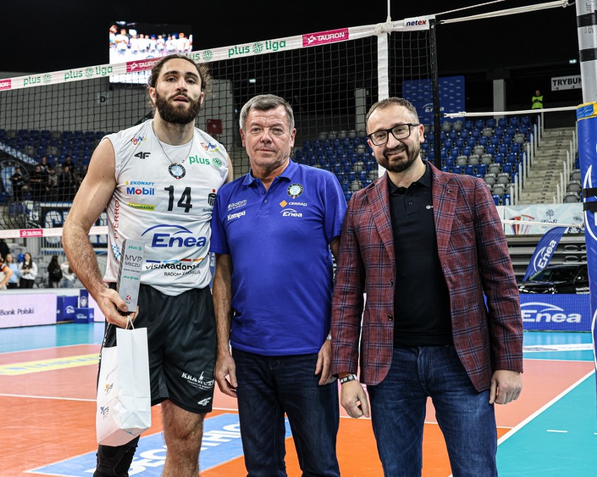 Od lewej: Nikola Meljanac z Enea Czarni - MVP meczu, legenda...