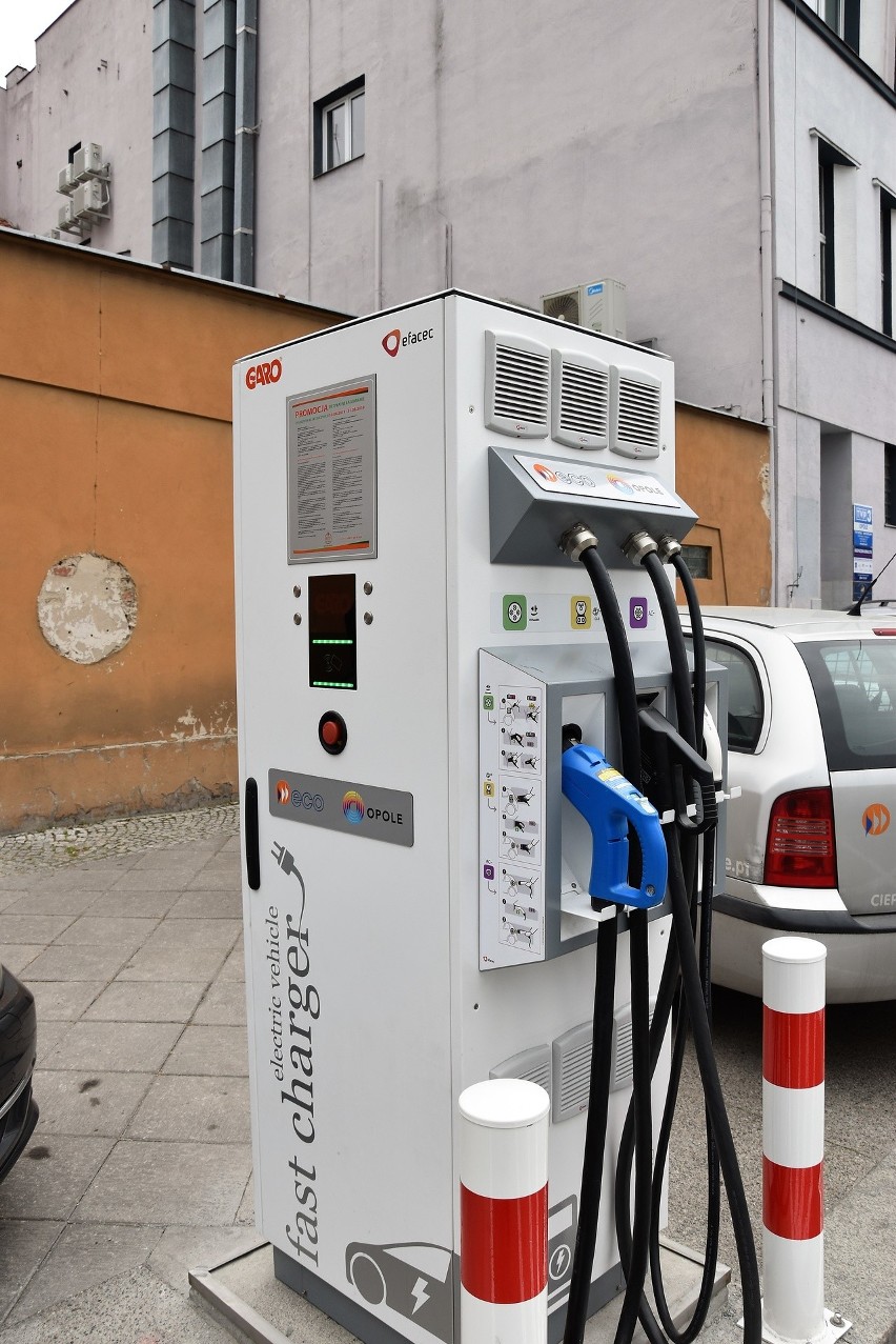 Stacja ładowania pojazdów elektrycznych na placu Wolności w...