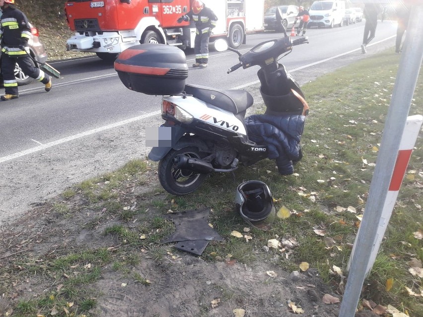 Wypadek z udziałem 68-latki na skuterze pod Włocławkiem [zdjęcia]