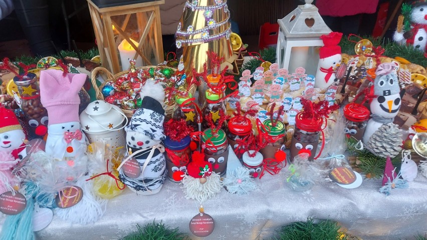 Pierwszy kiermasz bożonarodzeniowy w Obrazowie. Były stoiska z piernikami i Mikołaj ze słodkościami. Zobacz zdjęcia