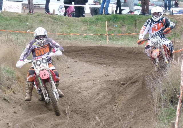 Ryszard Augustyn (z numerem 100), prezes Radomskiego Towarzystwa Motocyklowego, dwukrotnie stanął na podium w klasie Master Pucharu Polski