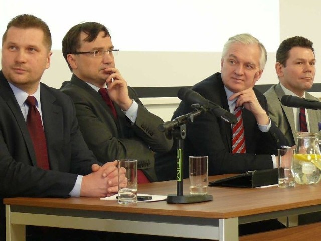 Podczas konferencji profesor Dariusz Dudek z Katolickiego Uniwersytetu Lubelskiego, Zbigniew Ziobro, Jarosław Gowin i sędzia Robert Pelewicz. 
