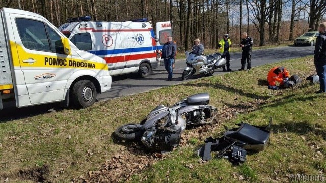 Kierowca skutera został ranny po tym jak w okolicy Ligoty Turawskiej zjechał z drogi i wpadł do rowu. Na miejscu cały czas pracują policjanci i ustalają, dlaczego doszło do wypadku. Do zdarzenia doszło na drodze wojewódzkiej nr 463 Ligota Turawska - Bierdzany.INFO Z POLSKI  - przegląd najciekawszych informacji ostatnich dni w kraju[wideo_iframe]http://get.x-link.pl/6ea76791-fdc4-e55a-9d1f-2a56987f18ac,cb6fbafb-ef85-0c75-9a7f-62786a6205c6,embed.html[/wideo_iframe]