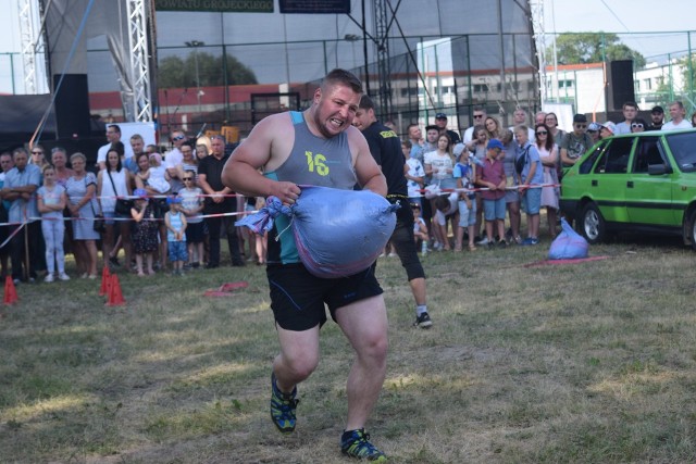 Stowarzyszenie Przyjaciół Gminy Chynów zorganizowało w tej miejscowości kolejne zawody strongmanów. Emocje sięgały zenitu!W niedzielę w szranki stanęło ośmiu siłaczy. Mieli okazję pokazać swą moc przed liczną publicznością, mogli też liczyć na głośny doping widzów. Ostatecznie zwyciężył Tomasz Rybicki, drugie miejsce zajął Mateusz Obstawski, natomiast trzecie Łukasz Budny. - Były ogromne emocje, doping, krew się nie lała. Dziękujemy za pomoc Urzędowi Gminy Chynów i firmie Snack Bar J7B Chynów - mówi Tomasz Bernaciak ze stowarzyszenia.