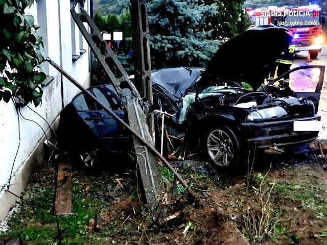 Jastrzębie-Zdrój: BMW skosiło słup, który przewrócił się na dom