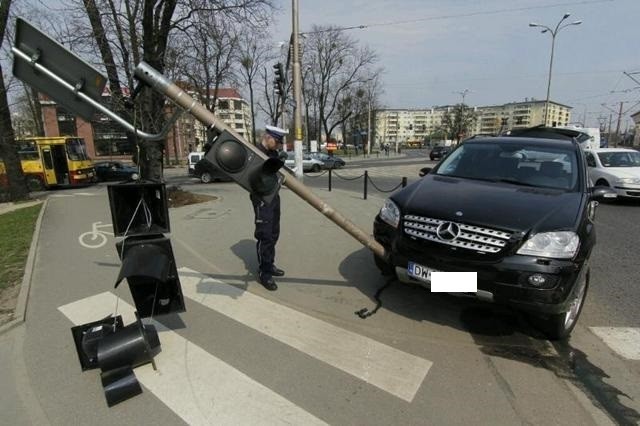 Wrocław: Po zderzeniu z autobusem MPK mercedes uderzył w słup na Kromera (ZDJĘCIA)