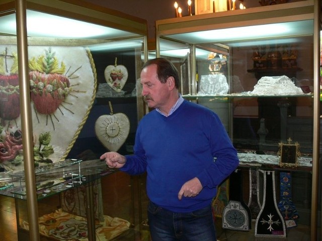 Adam Zwolak, dyrektor Muzeum Zamku w Baranowie Sandomierskim tłumaczy pochodzenie poszczególnych eksponatów i ich wykorzystanie