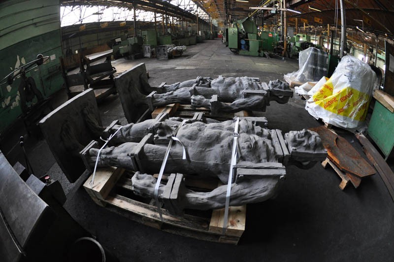 Zobacz, jak powstają nagie posągi Żelaznych, jakie będą ustawione w Kielcach  