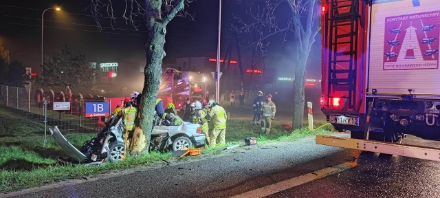 Samochód osobowy zjechał z jezdni i uderzył w drzewo. W pojeździe przebywały dwie osoby.