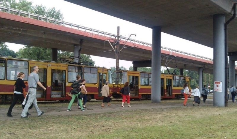 Tramwaj blokował al. Jana Pawła w kierunku Pabianic