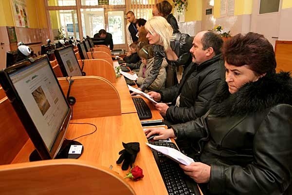Mieszkańcy Domaradza są otwarci na nowe rozwiązania. Teresa Gosztyła (z prawej) obiecała, że będzie zaglądać do wirtualnej Encyklopedii Podkarpacia.