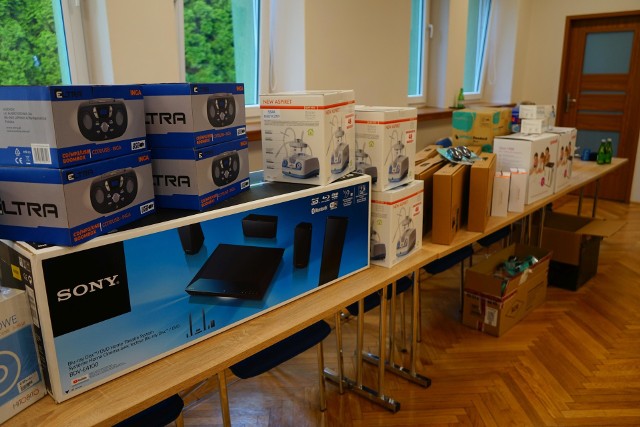 Regionalny Ośrodek Pomocy Społecznej w Rzeszowie przekazał dziś komputery stacjonarne, laptopy i inny sprzęt dla placówek opiekuńczo-terapeutycznych w Rzeszowie i w Jarosławiu. Do placówek trafiły także środki dezynfekcji.