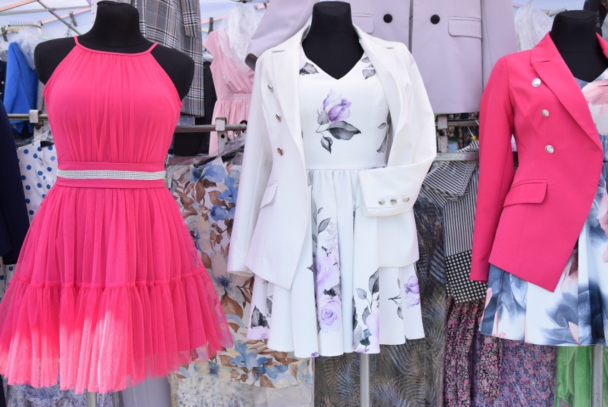Tanie letnie ubrania na targowisku przy Dworaka w Rzeszowie. Ceny zaczynają się od kilku złotych [ZDJĘCIA]