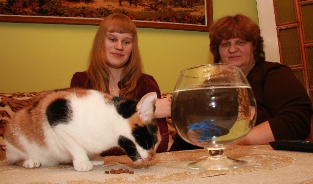 Joasia i Danuta Tywanek zgodnie zapewniają, że ich kotka Zuzia i rybka Pływak tworzą zgrany duet.