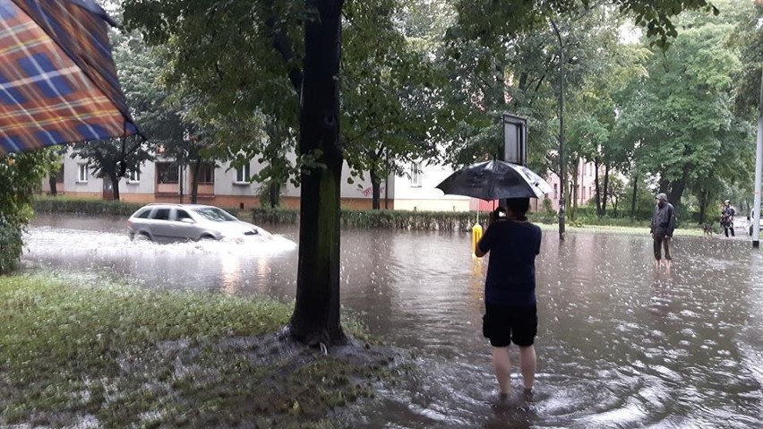 Oberwanie chmury w Zabrzu. Po burzy ulice to rwące rzeki....